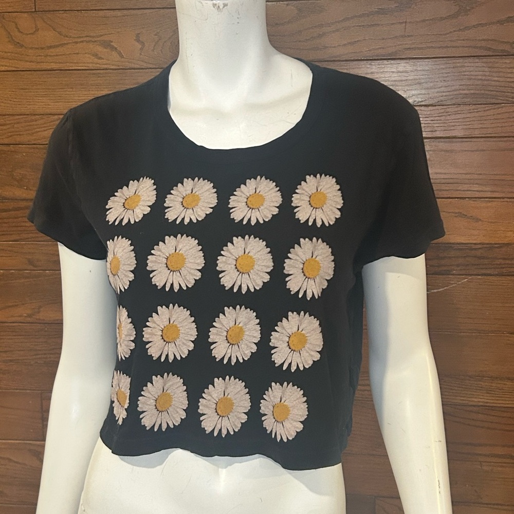 TRULY MADLY DEEPLY. Black Daisy Print Crop Top. Size small.